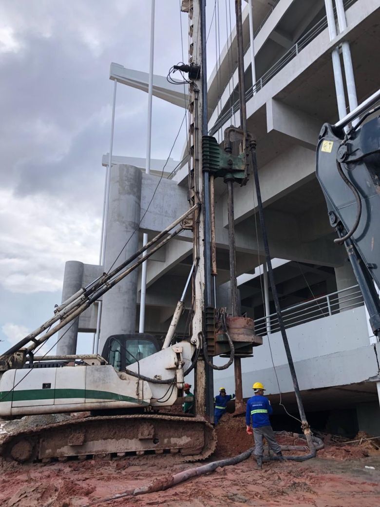 Equipamento de grande porte junto à nova estrutura
